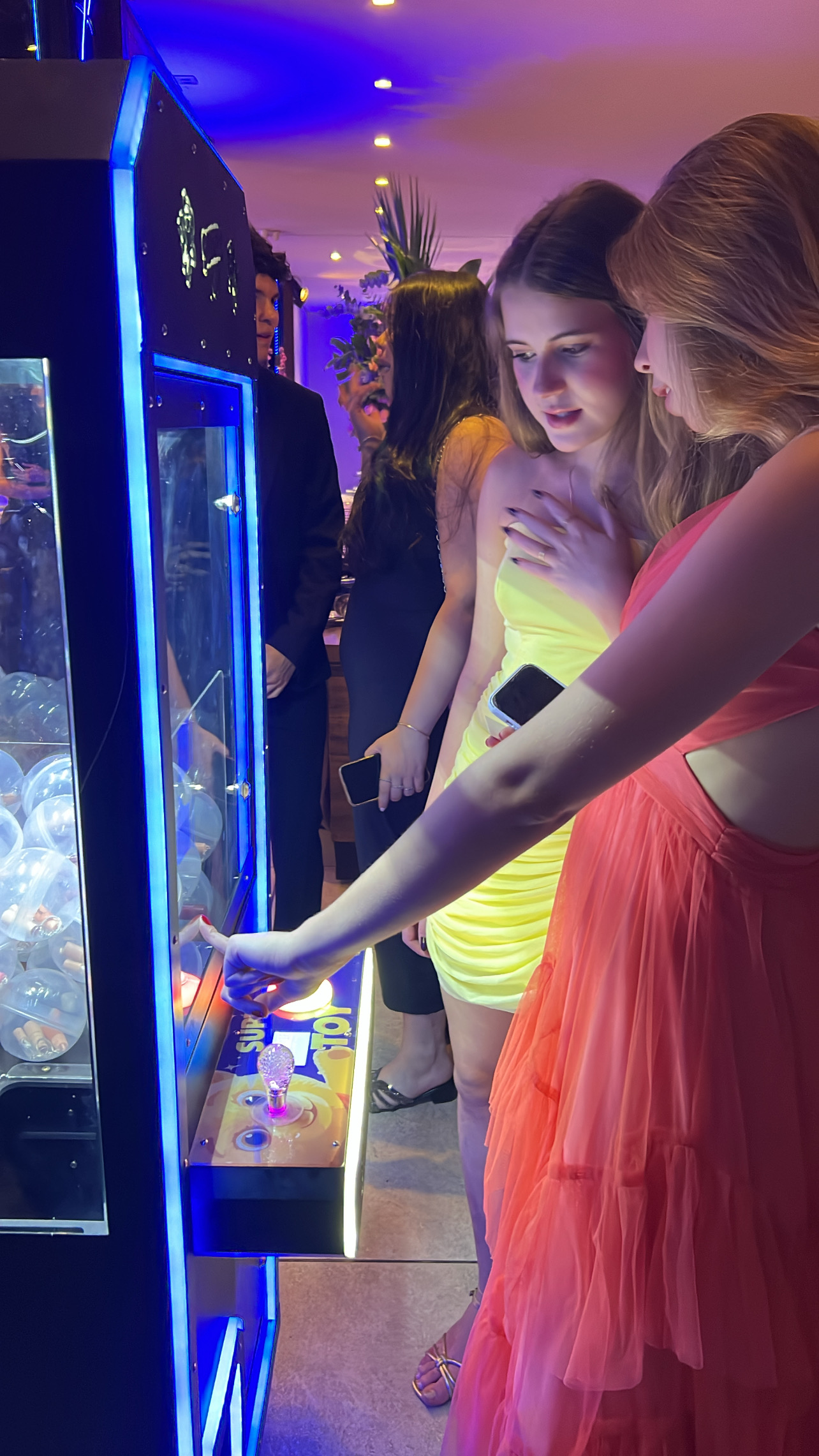 Amigas jogando em festa de 15 anos